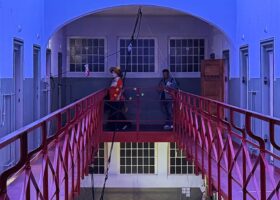 Zusters, leer, fetisj én queer art