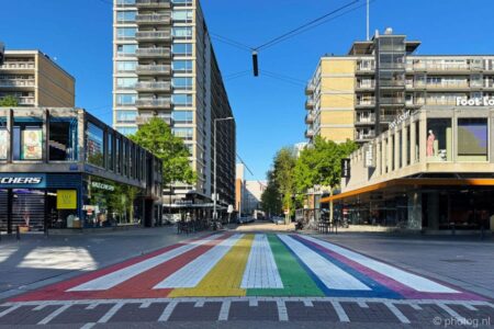 ‘Kankerhomooo’s!’ op de regenboog-zebra