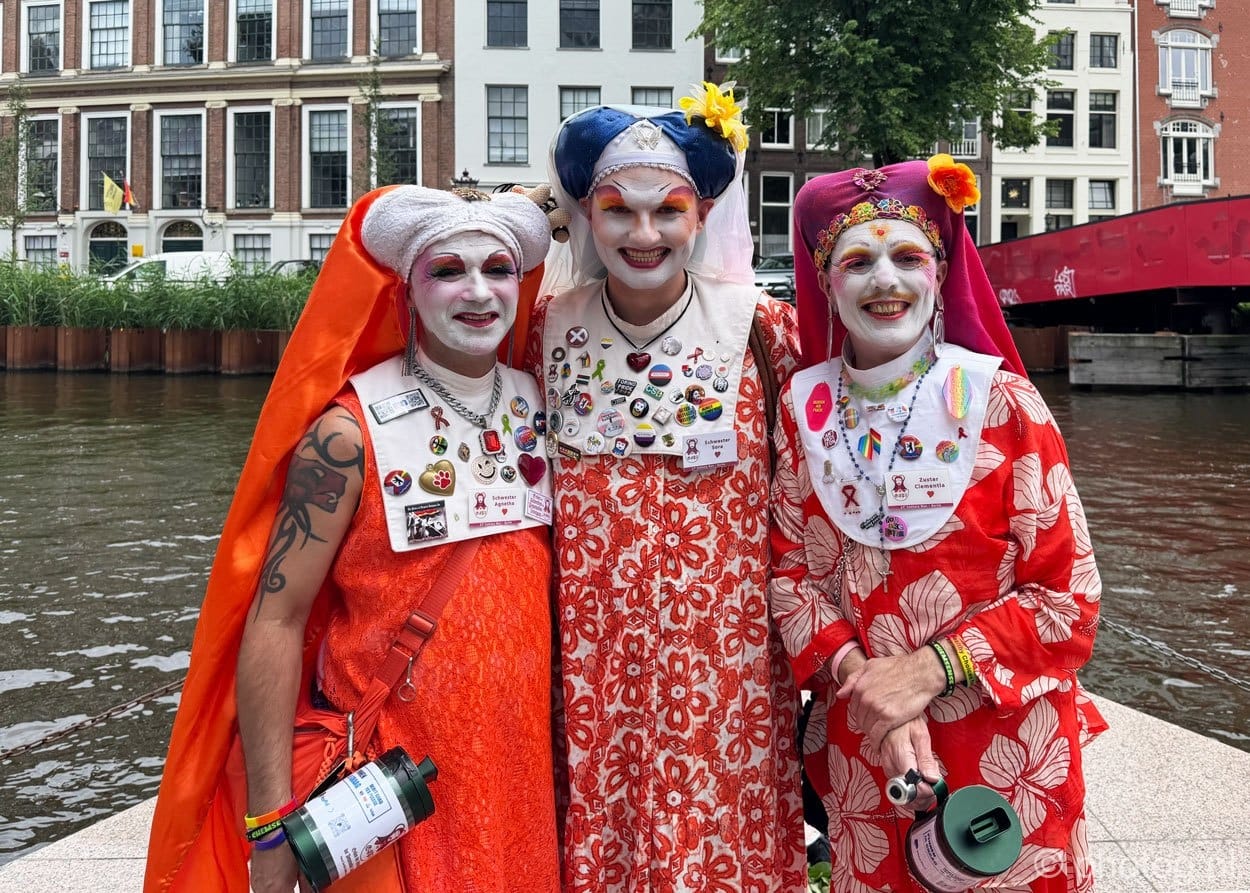 Zusters bij Amsterdam Pride